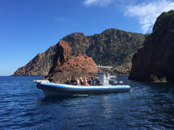 Visiter la réserve de Scandola en bateau